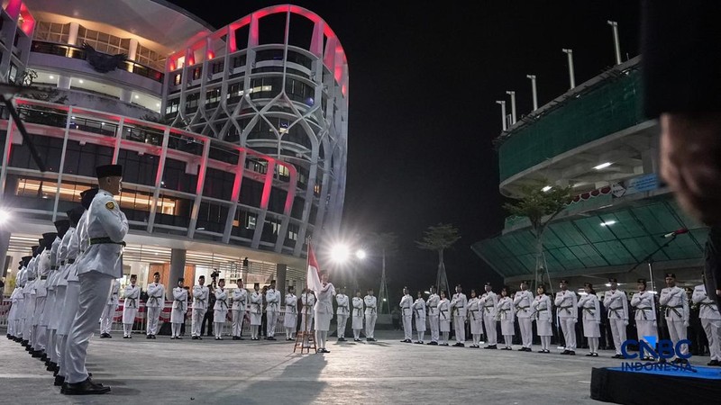 Sejumlah Pasukan Pengibar Bendera Pusaka (Paskibraka) berjalan memasuki lapangan upacara di City Hall Ibu Kota Nusantara (IKN), Kalimantan Timur, Jumat (14/8/2026) malam. (CNBC Indonesia/Tias Budiarto)