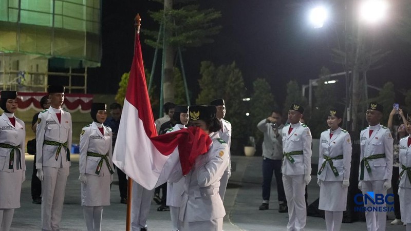 Sejumlah Pasukan Pengibar Bendera Pusaka (Paskibraka) berjalan memasuki lapangan upacara di City Hall Ibu Kota Nusantara (IKN), Kalimantan Timur, Jumat (14/8/2026) malam.