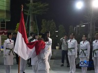 Sejumlah Pasukan Pengibar Bendera Pusaka (Paskibraka) berjalan memasuki lapangan upacara di City Hall Ibu Kota Nusantara (IKN), Kalimantan Timur, Jumat (14/8/2026) malam. (CNBC Indonesia/Tias Budiarto)