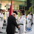 Sejumlah Pasukan Pengibar Bendera Pusaka (Paskibraka) berjalan memasuki lapangan upacara di City Hall Ibu Kota Nusantara (IKN), Kalimantan Timur, Jumat (14/8/2026) malam. (CNBC Indonesia/Tias Budiarto)