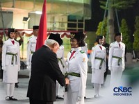 Sejumlah Pasukan Pengibar Bendera Pusaka (Paskibraka) berjalan memasuki lapangan upacara di City Hall Ibu Kota Nusantara (IKN), Kalimantan Timur, Jumat (14/8/2026) malam. (CNBC Indonesia/Tias Budiarto)