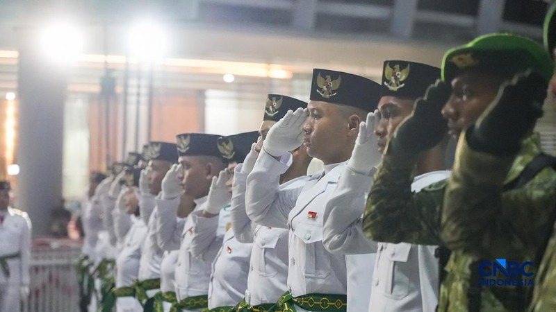 Sejumlah Pasukan Pengibar Bendera Pusaka (Paskibraka) berjalan memasuki lapangan upacara di City Hall Ibu Kota Nusantara (IKN), Kalimantan Timur, Jumat (14/8/2026) malam.