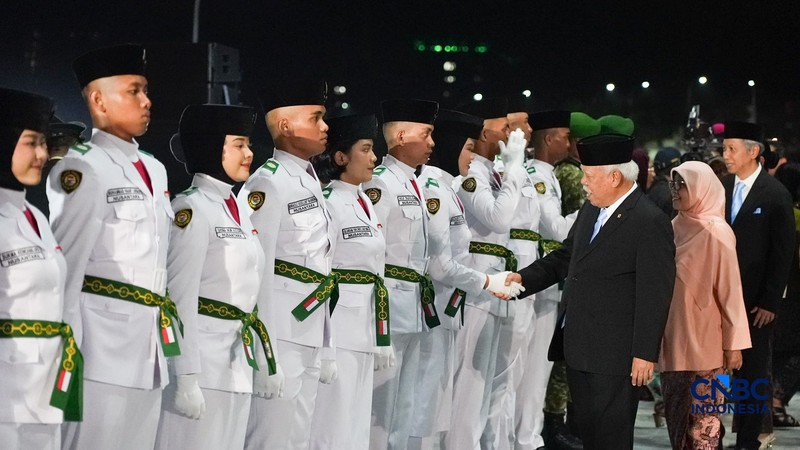 Sejumlah Pasukan Pengibar Bendera Pusaka (Paskibraka) berjalan memasuki lapangan upacara di City Hall Ibu Kota Nusantara (IKN), Kalimantan Timur, Jumat (14/8/2026) malam. (CNBC Indonesia/Tias Budiarto)