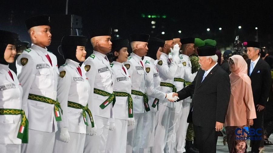 Sejumlah Pasukan Pengibar Bendera Pusaka (Paskibraka) berjalan memasuki lapangan upacara di City Hall Ibu Kota Nusantara (IKN), Kalimantan Timur, Jumat (14/8/2026) malam.