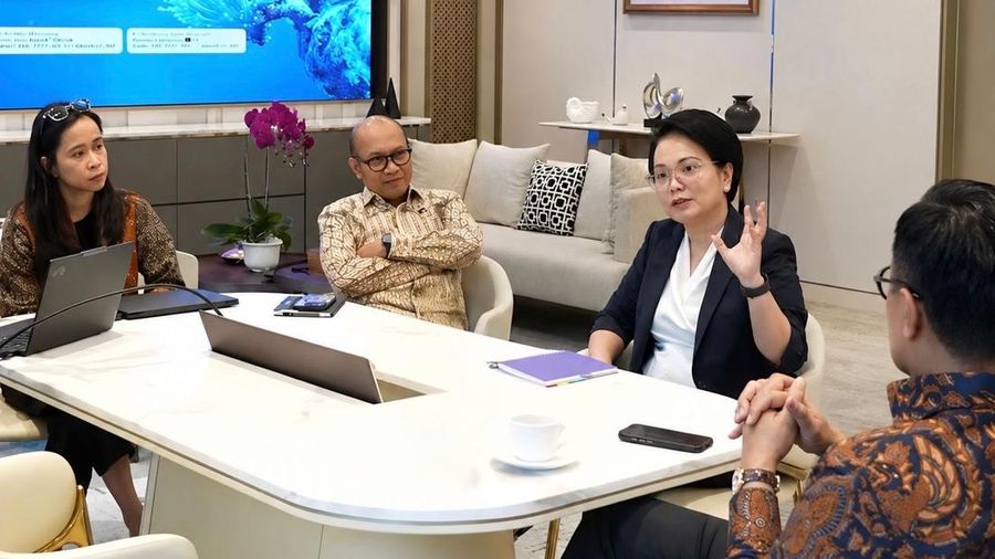 Direktur Enterprise & Business Service Telkom Veranita Yosephine bersama manajemen Danantara.