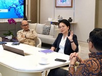 Direktur Enterprise & Business Service Telkom Veranita Yosephine bersama manajemen Danantara.