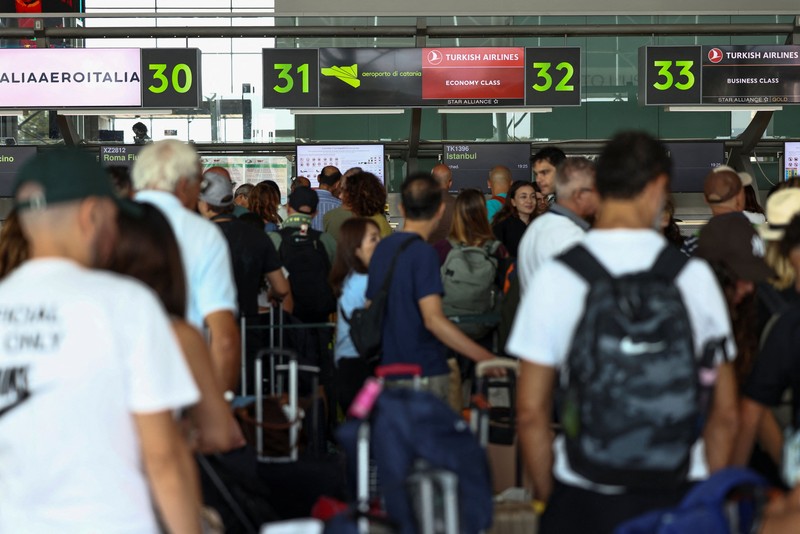Suasana penutupan Bandara Catania akibat abu vulkanik Gunung Etna terminal Bandara Vincenzo Bellini Catania, Italia, Jumat (14/8/2026). (REUTERS/Matteo Minnella)
