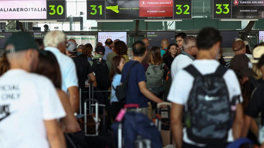 Suasana penutupan Bandara Catania akibat abu vulkanik Gunung Etna terminal Bandara Vincenzo Bellini Catania, Italia, Jumat (14/8/2026). (REUTERS/Matteo Minnella)