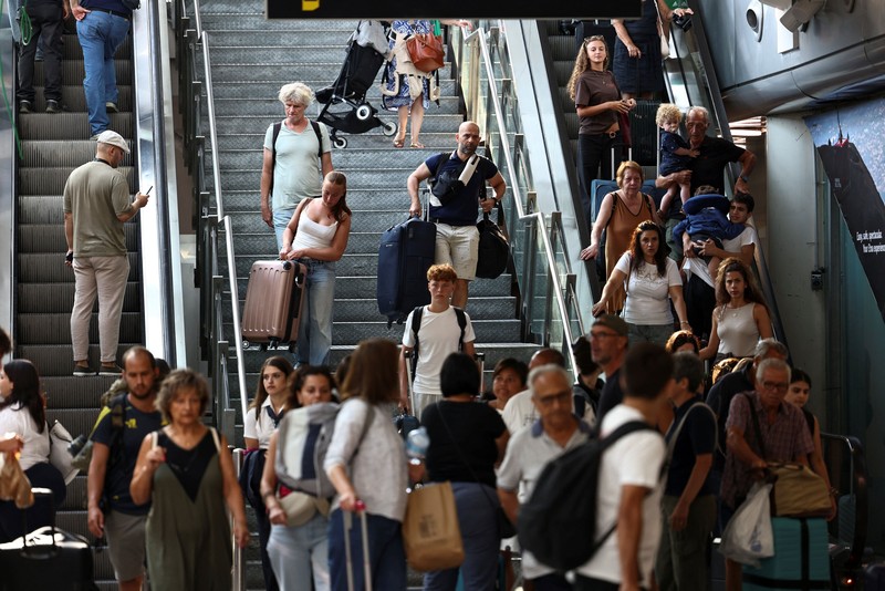 Suasana penutupan Bandara Catania akibat abu vulkanik Gunung Etna terminal Bandara Vincenzo Bellini Catania, Italia, Jumat (14/8/2026). (REUTERS/Matteo Minnella)