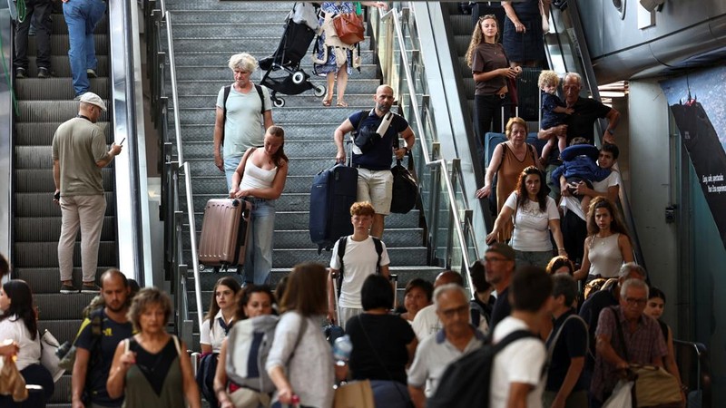Suasana penutupan Bandara Catania akibat abu vulkanik Gunung Etna terminal Bandara Vincenzo Bellini Catania, Italia, Jumat (14/8/2026). (REUTERS/Matteo Minnella)
