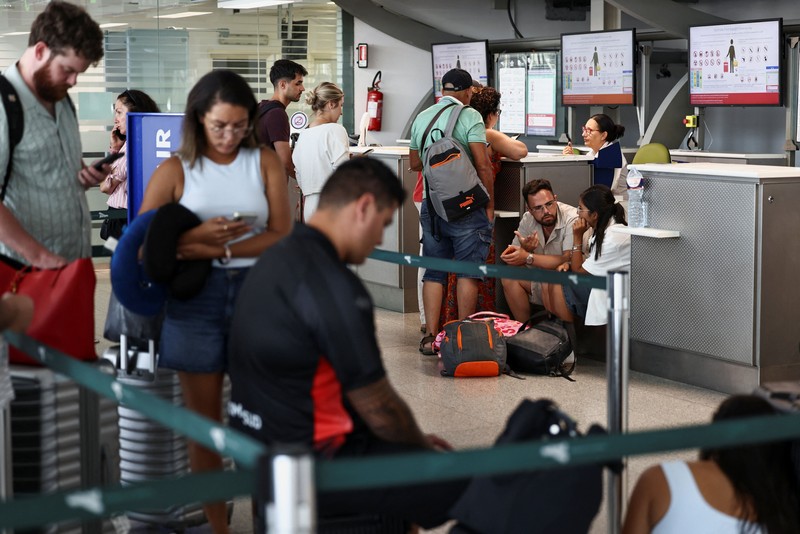 Suasana penutupan Bandara Catania akibat abu vulkanik Gunung Etna terminal Bandara Vincenzo Bellini Catania, Italia, Jumat (14/8/2026). (REUTERS/Matteo Minnella)
