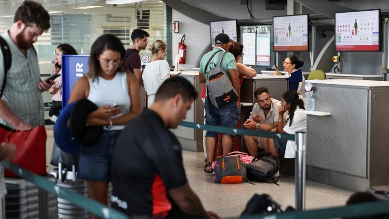 Suasana penutupan Bandara Catania akibat abu vulkanik Gunung Etna terminal Bandara Vincenzo Bellini Catania, Italia, Jumat (14/8/2026). (REUTERS/Matteo Minnella)