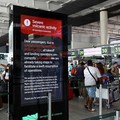 Penumpang Padati Bandara-Terlantar Efek Abu Gunung Ganggu Penerbangan