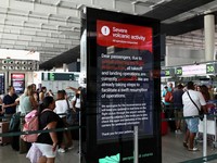 Penumpang Padati Bandara-Terlantar Efek Abu Gunung Ganggu Penerbangan