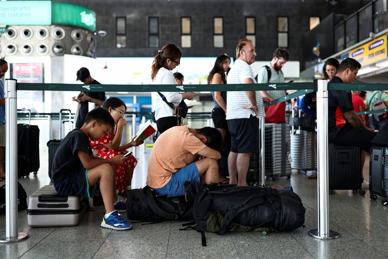 Suasana penutupan Bandara Catania akibat abu vulkanik Gunung Etna terminal Bandara Vincenzo Bellini Catania, Italia, Jumat (14/8/2026). (REUTERS/Matteo Minnella)