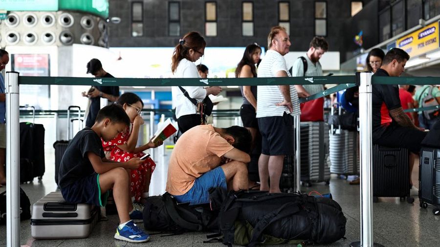 Suasana penutupan Bandara Catania akibat abu vulkanik Gunung Etna terminal Bandara Vincenzo Bellini Catania, Italia, Jumat (14/8/2026). (REUTERS/Matteo Minnella)