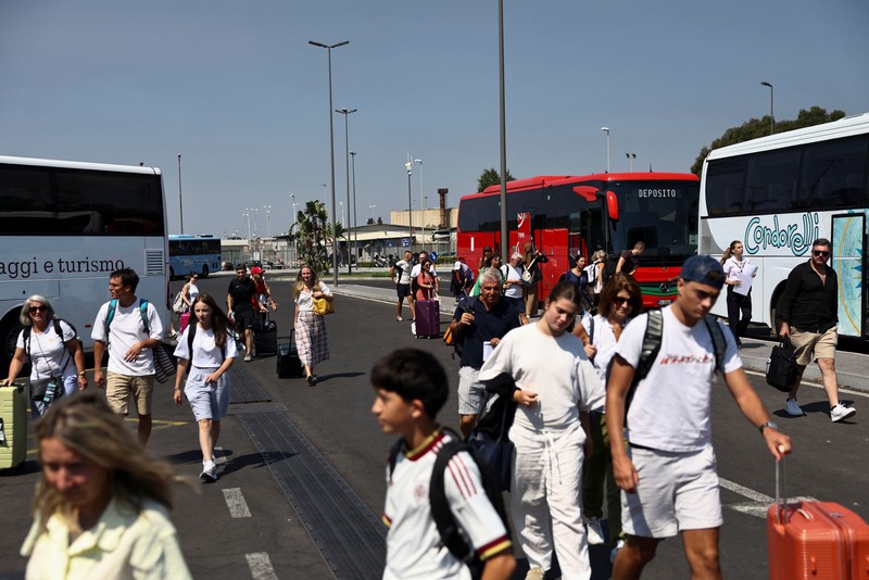 Suasana penutupan Bandara Catania akibat abu vulkanik Gunung Etna terminal Bandara Vincenzo Bellini Catania, Italia, Jumat (14/8/2026). (REUTERS/Matteo Minnella)