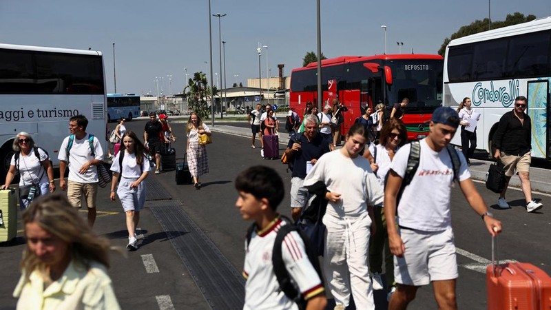 Suasana penutupan Bandara Catania akibat abu vulkanik Gunung Etna terminal Bandara Vincenzo Bellini Catania, Italia, Jumat (14/8/2026). (REUTERS/Matteo Minnella)