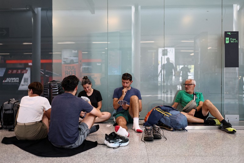 Suasana penutupan Bandara Catania akibat abu vulkanik Gunung Etna terminal Bandara Vincenzo Bellini Catania, Italia, Jumat (14/8/2026). (REUTERS/Matteo Minnella)