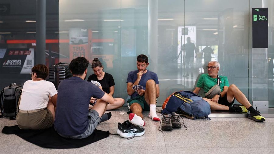 Suasana penutupan Bandara Catania akibat abu vulkanik Gunung Etna terminal Bandara Vincenzo Bellini Catania, Italia, Jumat (14/8/2026). (REUTERS/Matteo Minnella)
