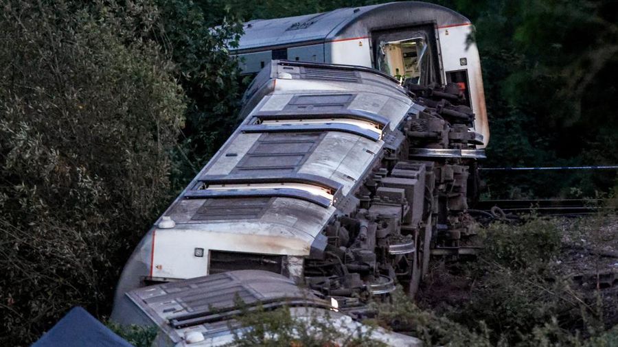 Tampilan kereta yang terguling setelah kereta penumpang layanan Southern tergelincir di dekat Lewes, Inggris tenggara, Kamis (13/8/2026). (REUTERS/Toby Shepheard)