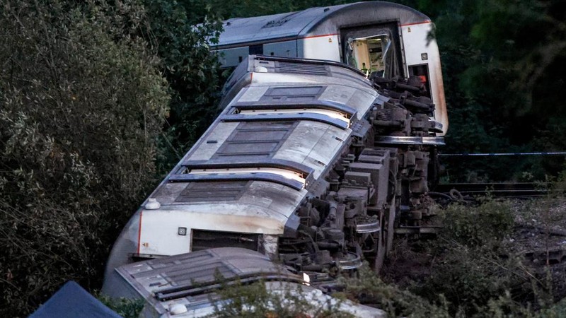 Tampilan kereta yang terguling setelah kereta penumpang layanan Southern tergelincir di dekat Lewes, Inggris tenggara, Kamis (13/8/2026). (REUTERS/Toby Shepheard)