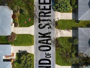 The End of Oak Street: Dinosaurus Masuk Perumahan