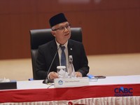 Wakil Menteri Pendidikan Dasar dan Menengah, Atip Latipulhayat saat  Konferensi pers terkait RAPBN & Nota Keuangan Tahun Anggaran 2027 di Aula Cakti Buddhi Bakti, kantor pusat Direktorat Jenderal Pajak Kementerian Keuangan, Jakarta Selatan, Jumat (14