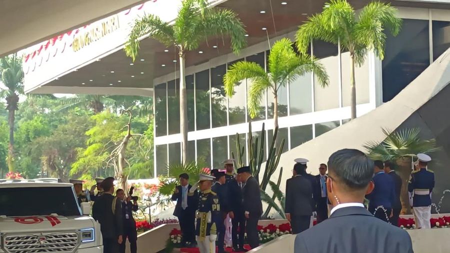 Wakil Presiden Gibran Rakabuming tiba di Sidang Tahunan MPR dan Sidang Bersama DPR dan DPD dalam Rangka HUT ke-81 RI di Gedung Nusantara, Kompleks Parlemen Senayan, Jakarta Pusat, Jumat (14/8/2026). (CNBC Indonesia/Martya Rizky)