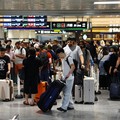 Hujan ekstrem menyebabkan ribuan orang terjebak di Bandara Internasional Narita, Chiba, Jepang, Jumat (14/8/2026). (REUTERS/Issei Kato)