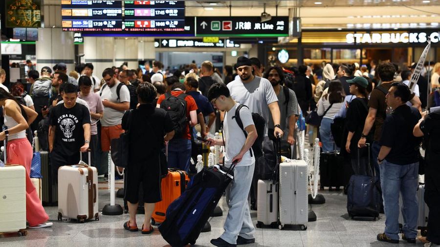 Hujan ekstrem menyebabkan ribuan orang terjebak di Bandara Internasional Narita, Chiba, Jepang, Jumat (14/8/2026). (REUTERS/Issei Kato)