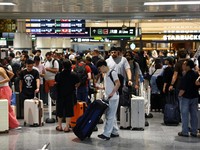 Hujan ekstrem menyebabkan ribuan orang terjebak di Bandara Internasional Narita, Chiba, Jepang, Jumat (14/8/2026). (REUTERS/Issei Kato)