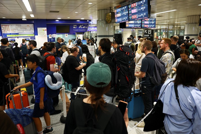 Hujan ekstrem menyebabkan ribuan orang terjebak di Bandara Internasional Narita, Chiba, Jepang, Jumat (14/8/2026). (REUTERS/Issei Kato)