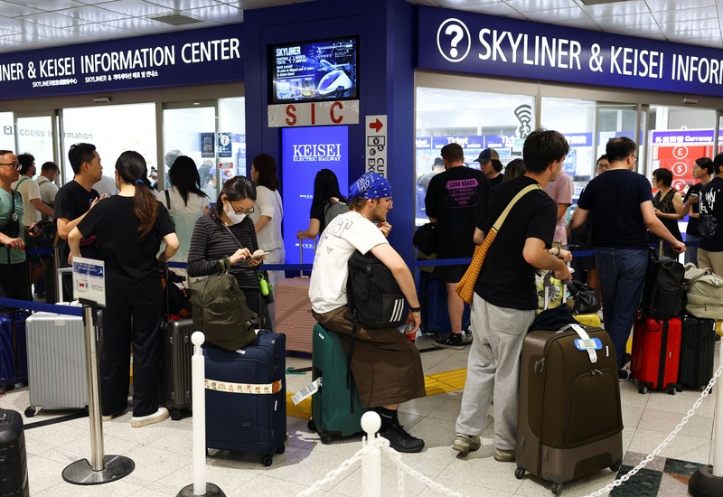 Hujan ekstrem menyebabkan ribuan orang terjebak di Bandara Internasional Narita, Chiba, Jepang, Jumat (14/8/2026). (REUTERS/Issei Kato)