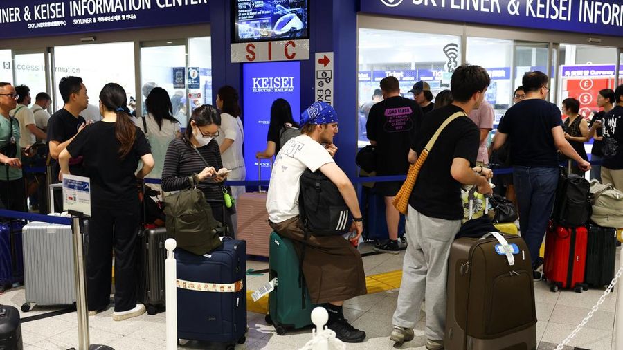 Hujan ekstrem menyebabkan ribuan orang terjebak di Bandara Internasional Narita, Chiba, Jepang, Jumat (14/8/2026). (REUTERS/Issei Kato)