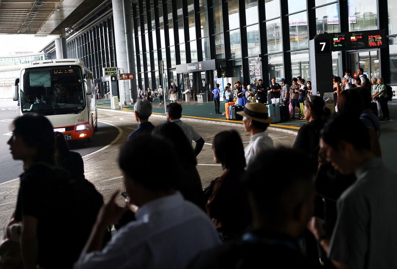 Hujan ekstrem menyebabkan ribuan orang terjebak di Bandara Internasional Narita, Chiba, Jepang, Jumat (14/8/2026). (REUTERS/Issei Kato)