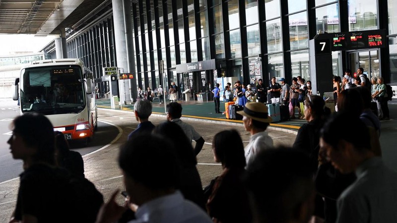Hujan ekstrem menyebabkan ribuan orang terjebak di Bandara Internasional Narita, Chiba, Jepang, Jumat (14/8/2026). (REUTERS/Issei Kato)