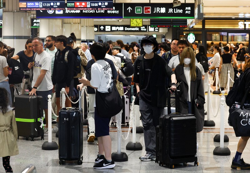 Hujan ekstrem menyebabkan ribuan orang terjebak di Bandara Internasional Narita, Chiba, Jepang, Jumat (14/8/2026). (REUTERS/Issei Kato)