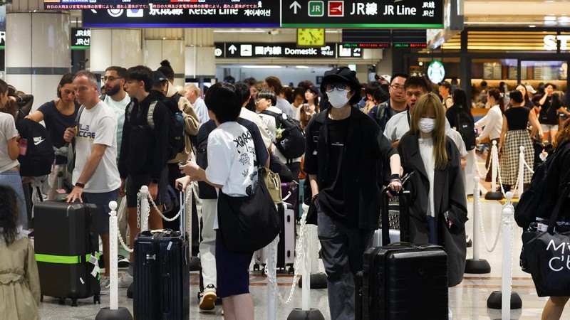 Hujan ekstrem menyebabkan ribuan orang terjebak di Bandara Internasional Narita, Chiba, Jepang, Jumat (14/8/2026). (REUTERS/Issei Kato)