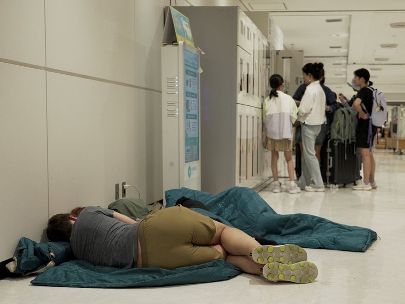 Hujan ekstrem menyebabkan ribuan orang terjebak di Bandara Internasional Narita, Chiba, Jepang, Jumat (14/8/2026). (REUTERS/Issei Kato)