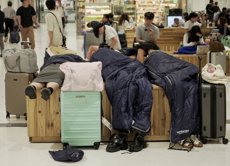 Hujan ekstrem menyebabkan ribuan orang terjebak di Bandara Internasional Narita, Chiba, Jepang, Jumat (14/8/2026). (REUTERS/Issei Kato)