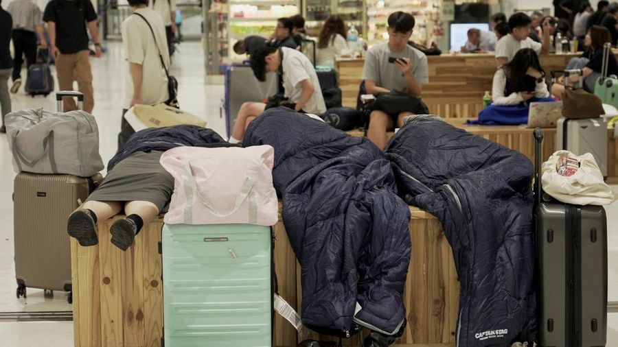 Hujan ekstrem menyebabkan ribuan orang terjebak di Bandara Internasional Narita, Chiba, Jepang, Jumat (14/8/2026). (REUTERS/TOM BATEMAN)