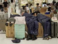 Hujan ekstrem menyebabkan ribuan orang terjebak di Bandara Internasional Narita, Chiba, Jepang, Jumat (14/8/2026). (REUTERS/TOM BATEMAN)