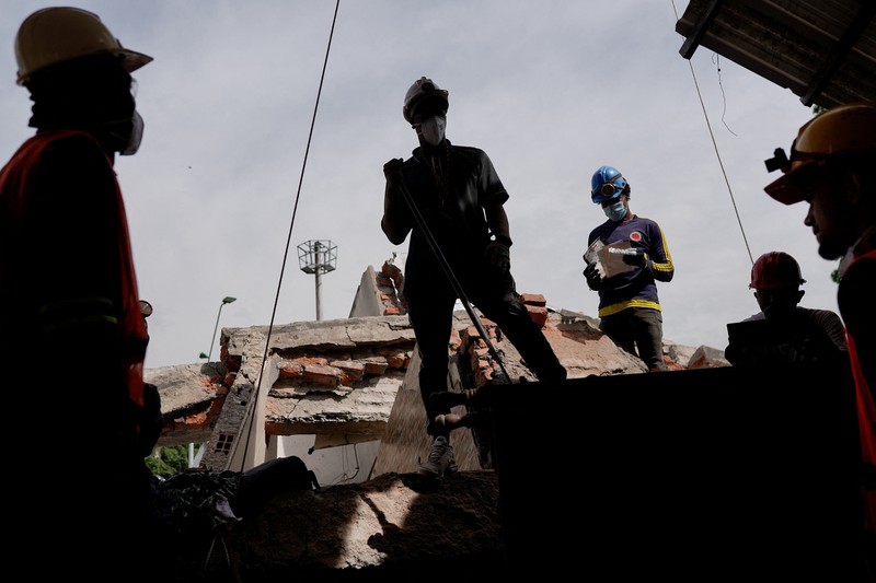 im penyelamat bertarung menembus masa kritis 72 jam pertama demi menemukan korban selamat pasca gempa bumi magnitudo 7,4 yang menewaskan 265 jiwa di Kolombia barat, Sabtu (15/8/2026). (REUTERS/Sergio Acero)