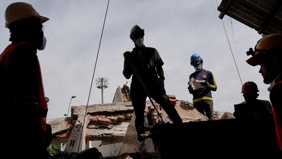 im penyelamat bertarung menembus masa kritis 72 jam pertama demi menemukan korban selamat pasca gempa bumi magnitudo 7,4 yang menewaskan 265 jiwa di Kolombia barat, Sabtu (15/8/2026). (REUTERS/Sergio Acero)