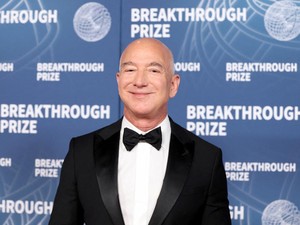 Jeff Bezos Resmi Miliki Saham di Liverpool