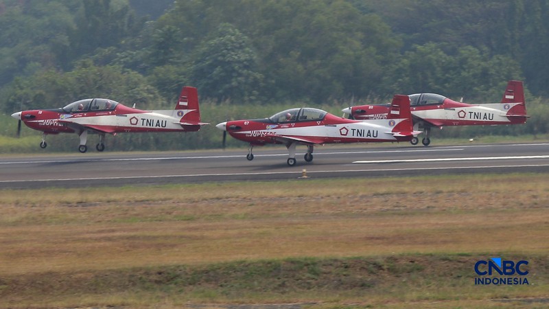 Sejumlah pesawat tempur TNI Angkatan Udara bersiap lepas landas saat latihan demo udara untuk memperingati HUT ke-81 TNI di Terminal Selatan Lanud Halim Perdanakusuma, Jakarta, Sabtu, (15/8/2026). (CNBC Indonesia/Muhammad Sabki)