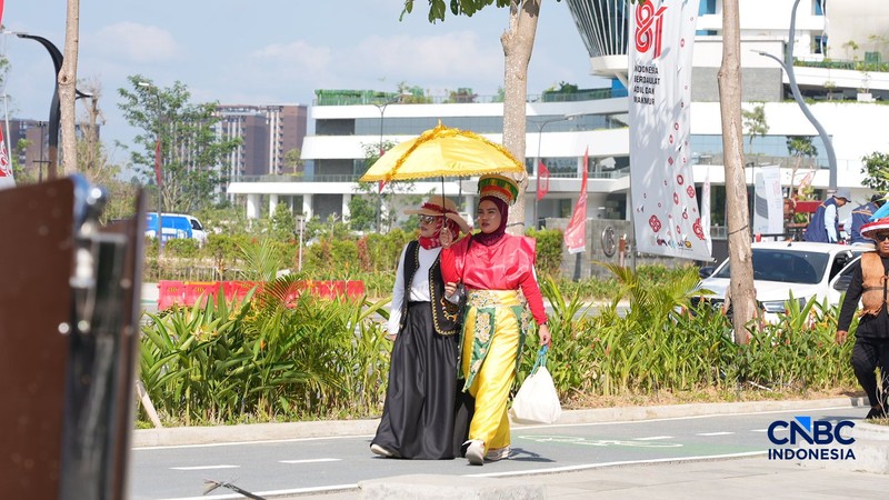 Karnaval Kebudayaan di tengah cuaca terik di Jalan Sumbu Kebangsaan, Ibu Kota Nusantara (IKN), Penajam Paser Utara, Kalimantan Timur, Sabtu (15/8/2026). (CNBC Indonesia/Tias Budiarto)