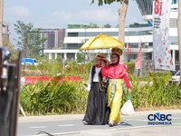 Karnaval Kebudayaan di tengah cuaca terik di Jalan Sumbu Kebangsaan, Ibu Kota Nusantara (IKN), Penajam Paser Utara, Kalimantan Timur, Sabtu (15/8/2026). (CNBC Indonesia/Tias Budiarto)