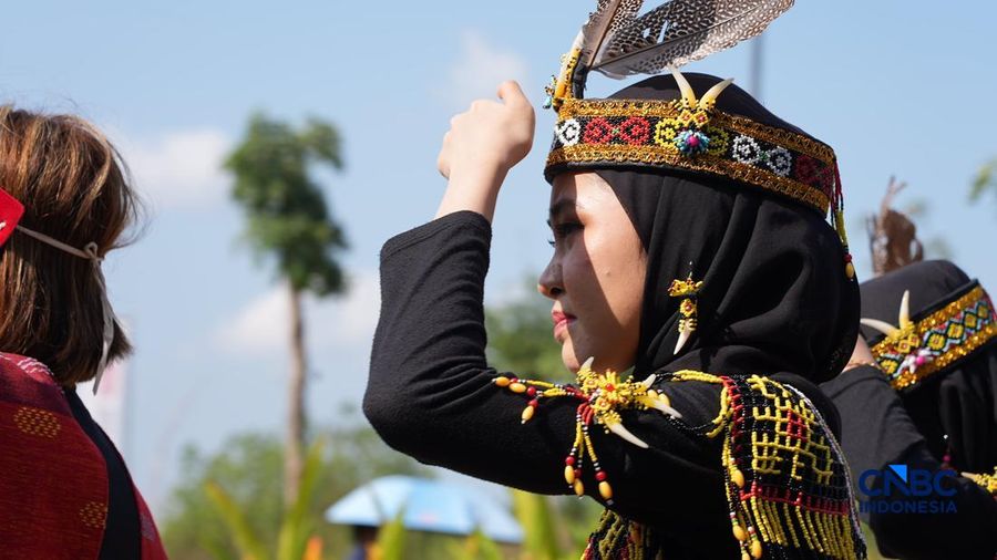 Karnaval Kebudayaan di tengah cuaca terik di Jalan Sumbu Kebangsaan, Ibu Kota Nusantara (IKN), Penajam Paser Utara, Kalimantan Timur, Sabtu (15/8/2026). (CNBC Indonesia/Tias Budiarto)